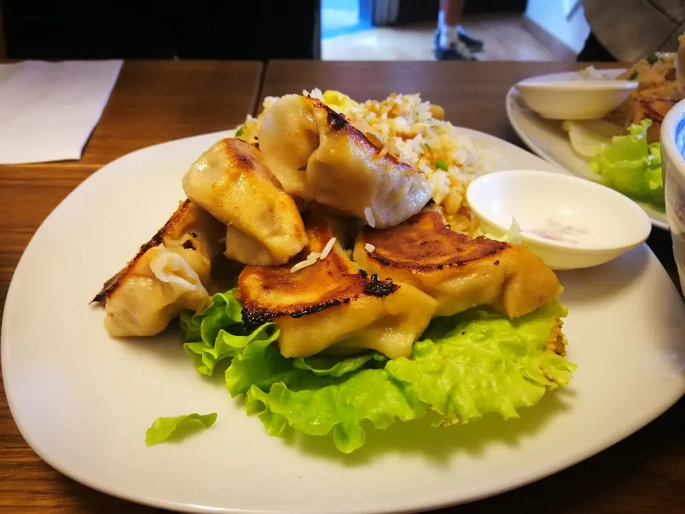 Mix Du Riz Et Des Raviolis Au Porc